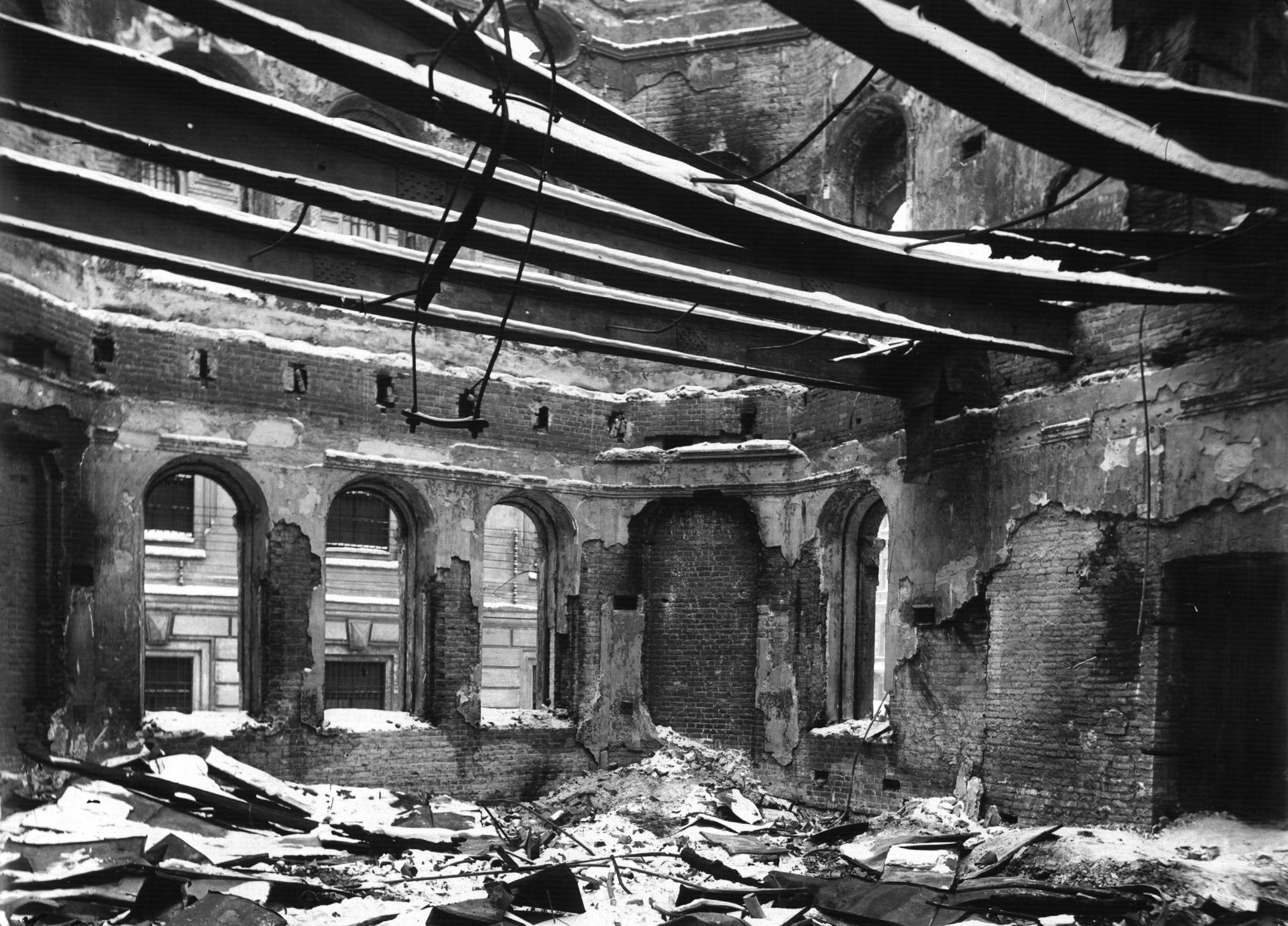 Внутренний вид сожженного и разрушенного здания окружного суда. Петроград, февраль 1917 г.