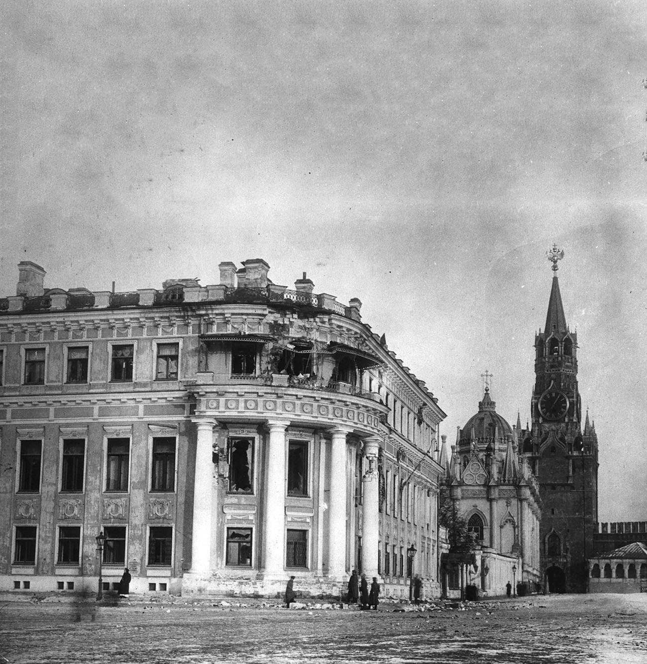 Разбитый Малый Николаевский дворец. Петроград, 1917 г.