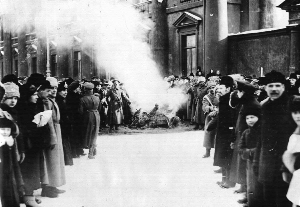Сожжение царских регалий. Петроград, март 1917 г.