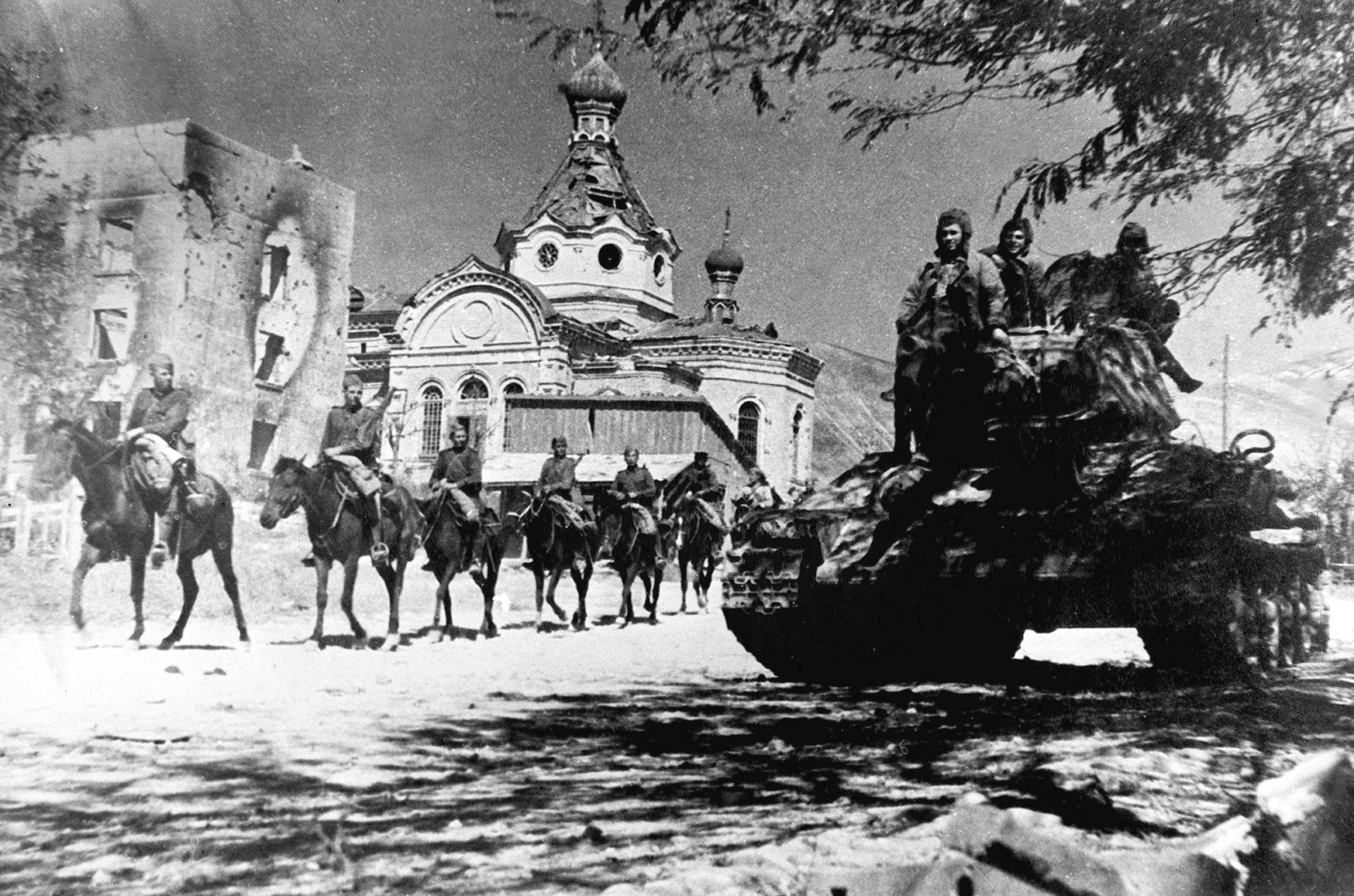 Один из первых танков в освобожденном городе. Новороссийск, 1943 г.