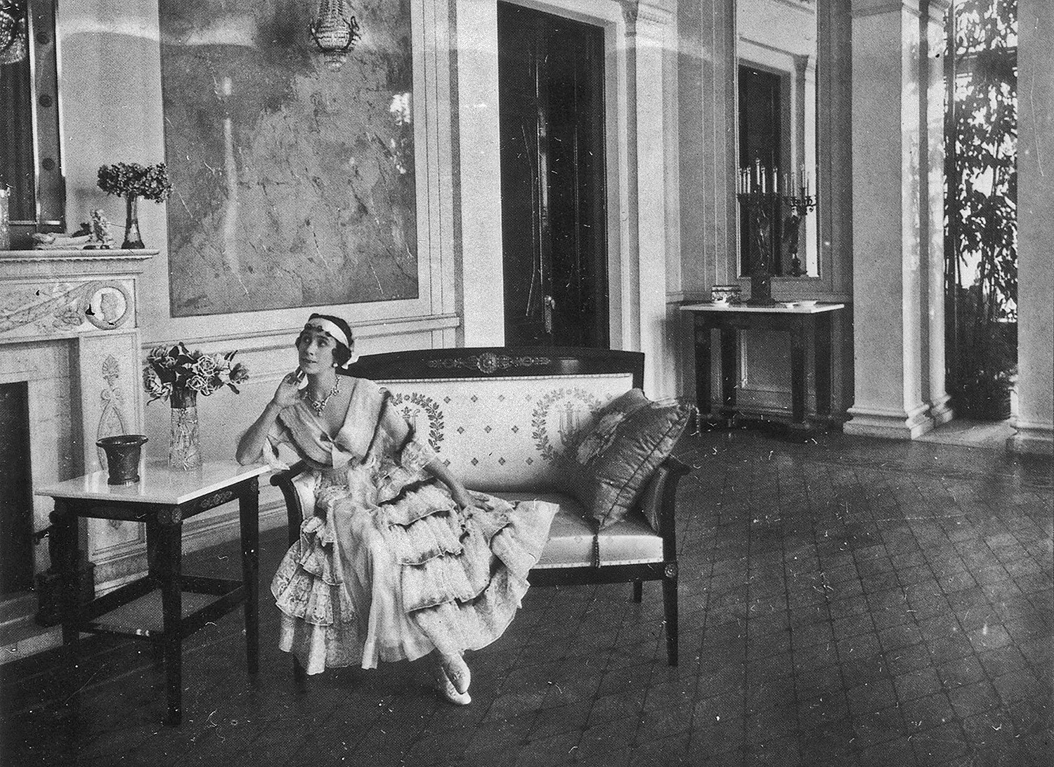 М. Кшесинская в гостиной своего особняка. Санкт-Петербург, начало XX века.