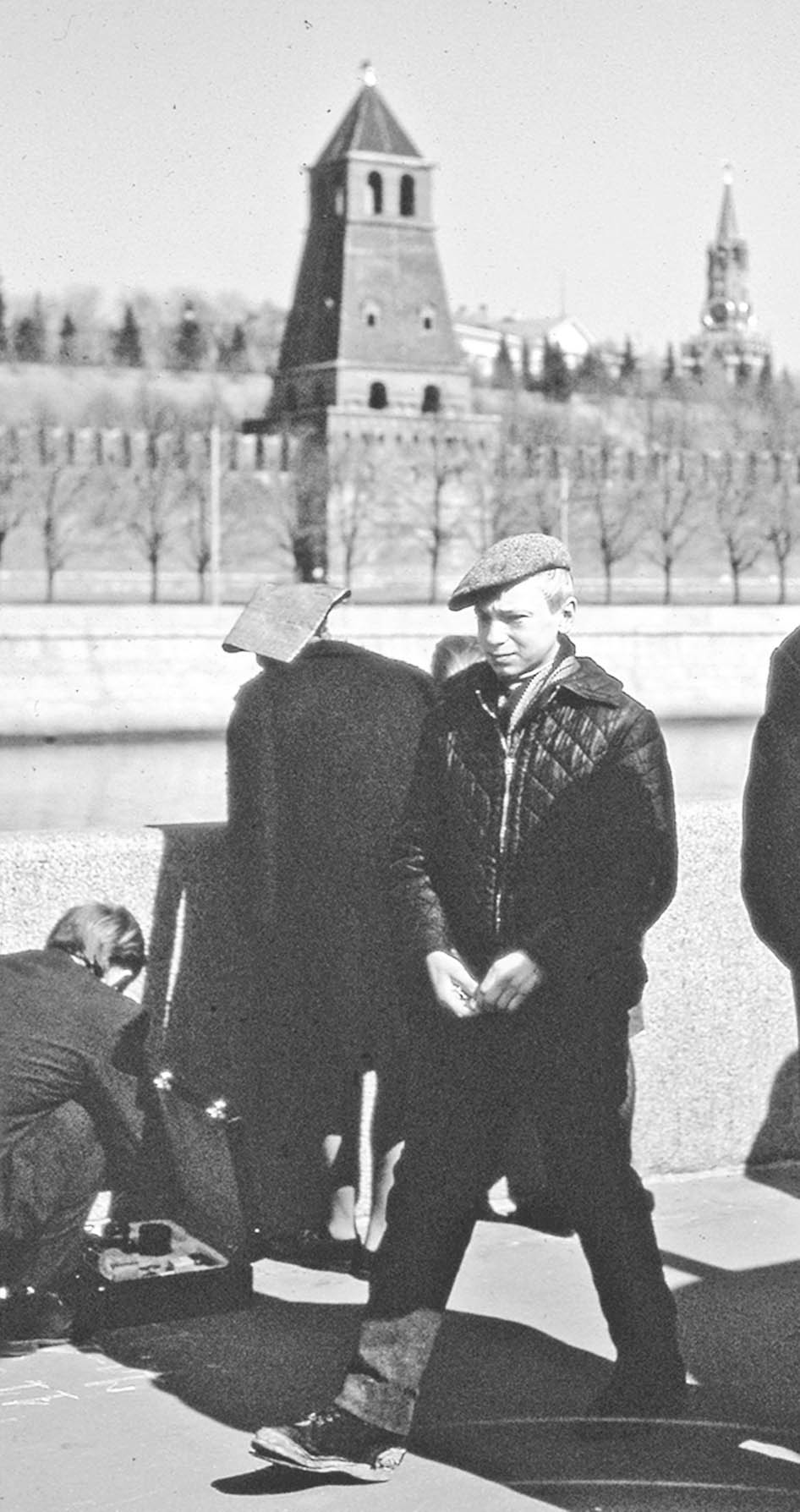 Молодой человек пытается купить джинсы и жевательную резинку у иностранных туристов. Москва, 1965 г.