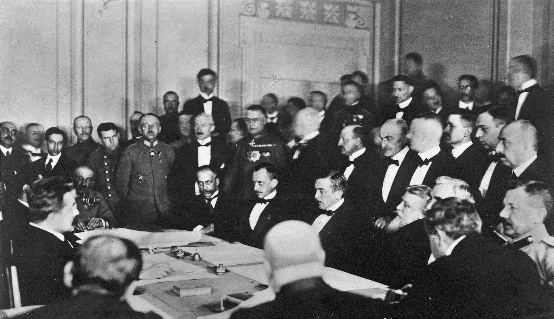 Подписание мирного договора между Украинской народной республикой и центральными державами. Брест-Литовск, 9 февраля 1918 г.
