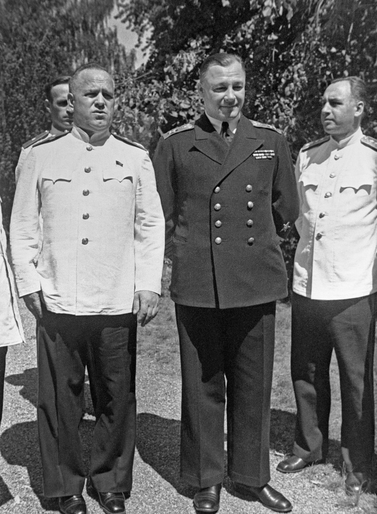 Маршал Советского Союза Г. К. Жуков, адмирал Н. Г. Кузнецов и генерал армии А. И. Антонов в перерыве работы Потсдамской конференции. Германия, 14 августа 1945 г.