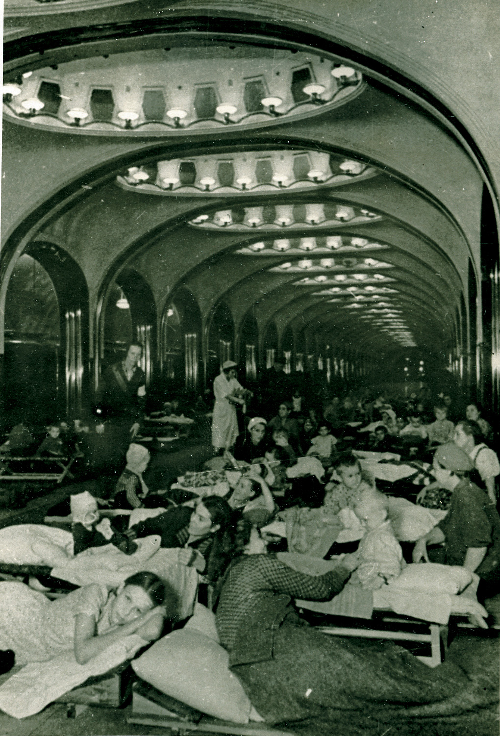 Первые дни войны: дети спасаются от бомбардировок в метро. Москва, 1941 г.