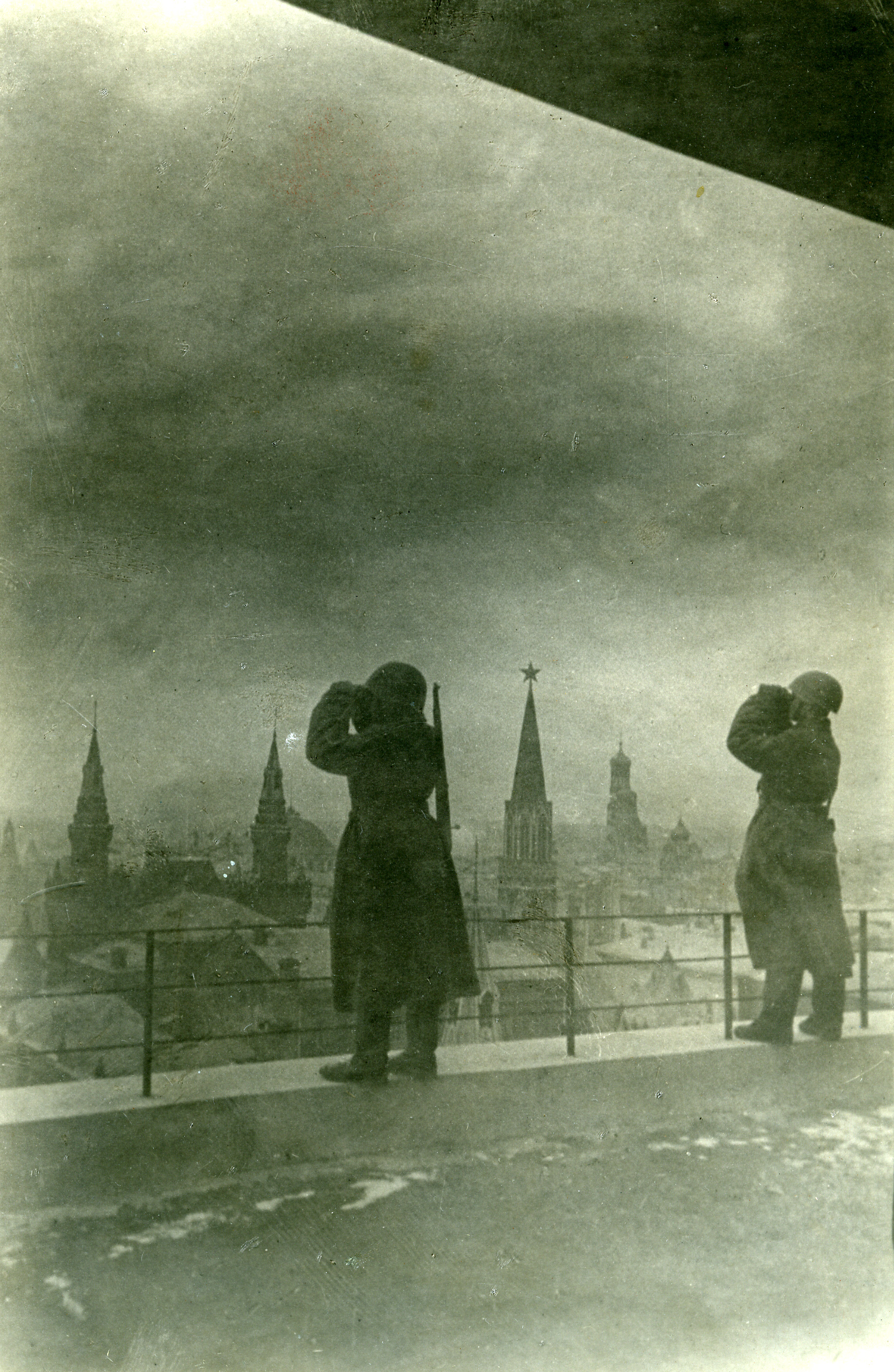 Защитники Москвы: на крыше гостиницы «Москва». Декабрь 1941 г.
