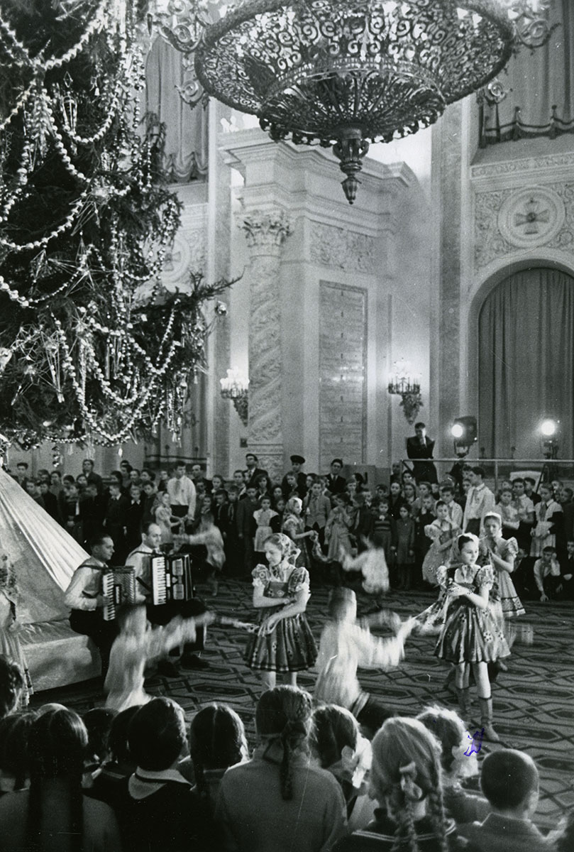 Новогодняя елка для школьников Москвы в Большом Кремлевском дворце. 1959 г.