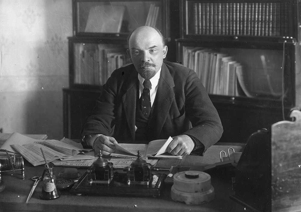 В. И. Ленин за рабочим столом в Кремле. Москва, 1918 г.