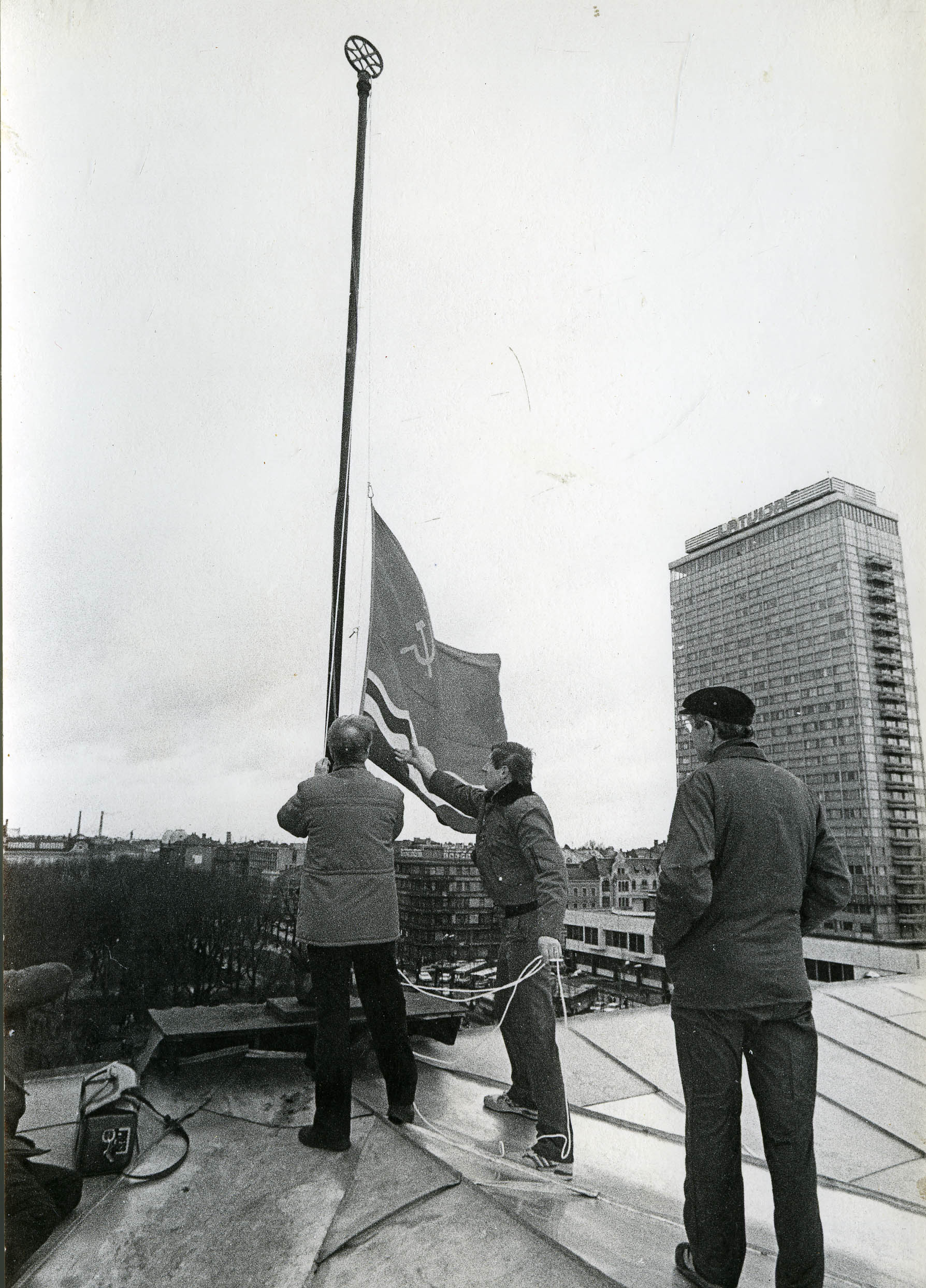 Смена Государственного флага над зданием Совета министров Латвийской ССР. Рига, 27 февраля 1990 г.