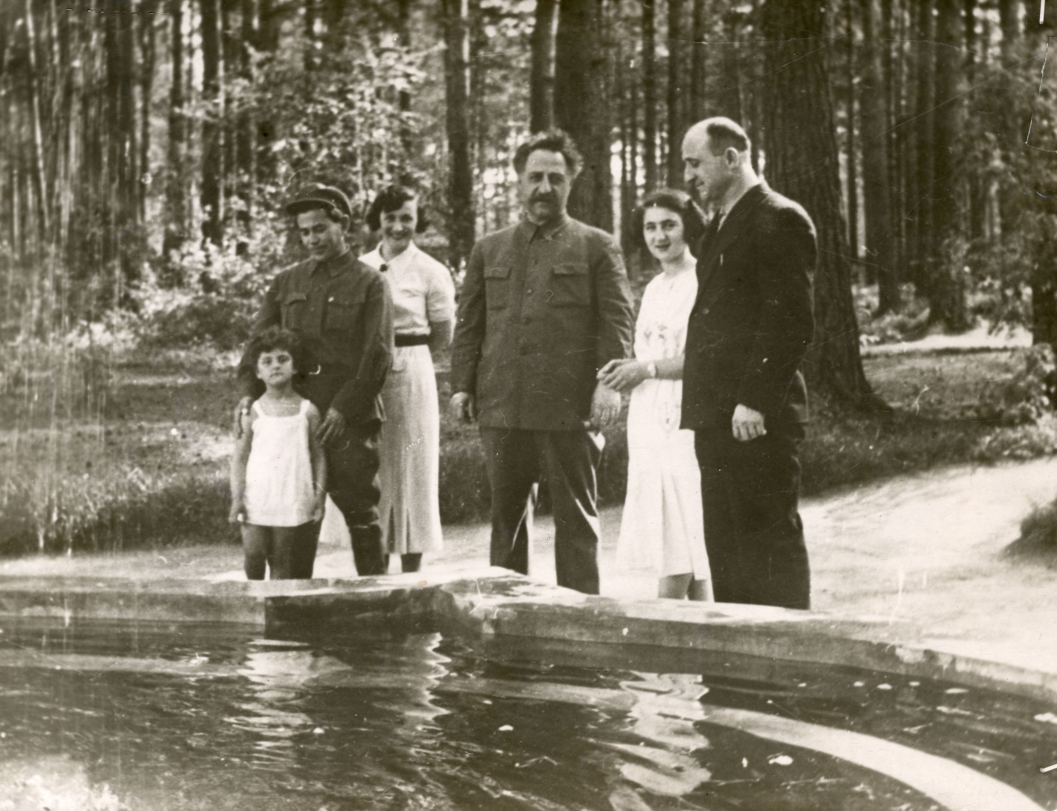 Н. И. Ежов (слева) с супругой Е. С. Хаютиной и приемной дочерью Наташей, Г. К. Орджоникидзе (в центре). 1935 г. Фото из фондов РГАСПИ