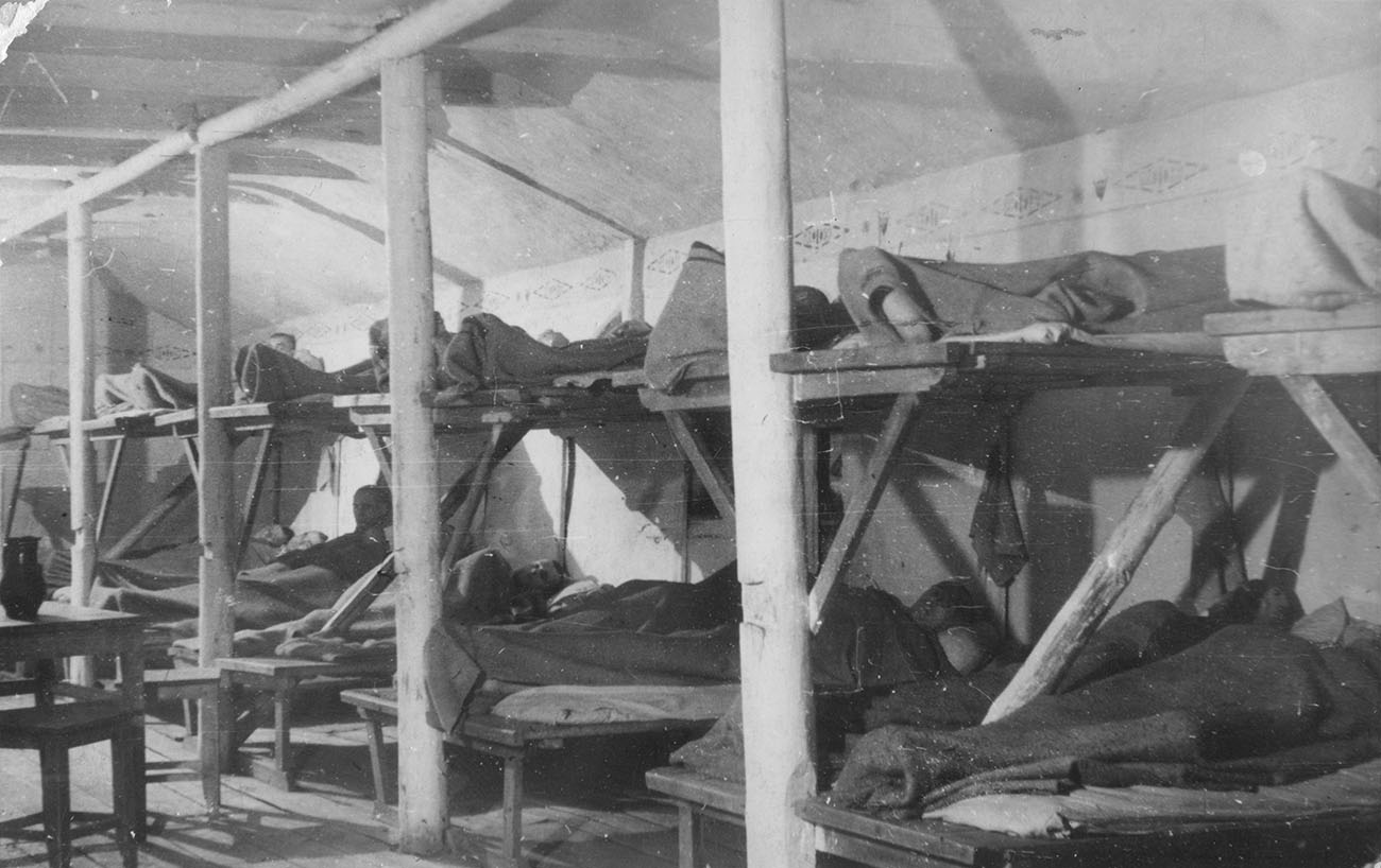 Внутри барака горняков-заключенных 1930-е гг