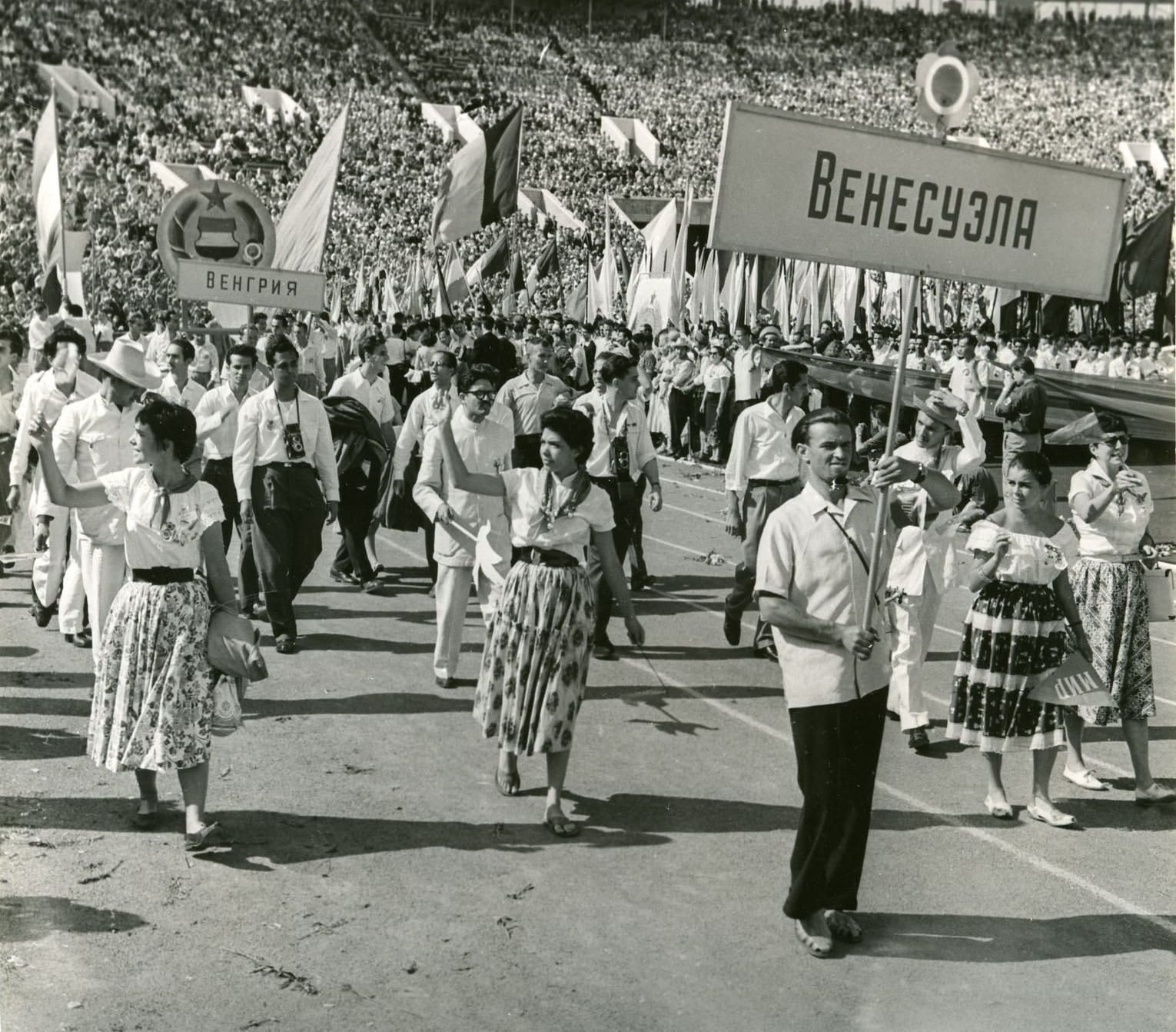 Открытие VI Всемирного фестиваля. Делегация Венесуэлы проходит по стадиону. Москва,1957 г. 