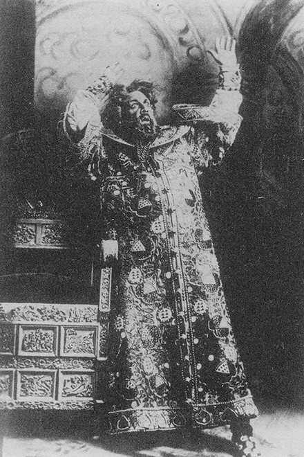 Федор Шаляпин в роли Бориса Годунова на сцене парижской Национальной оперы. 1908 г.