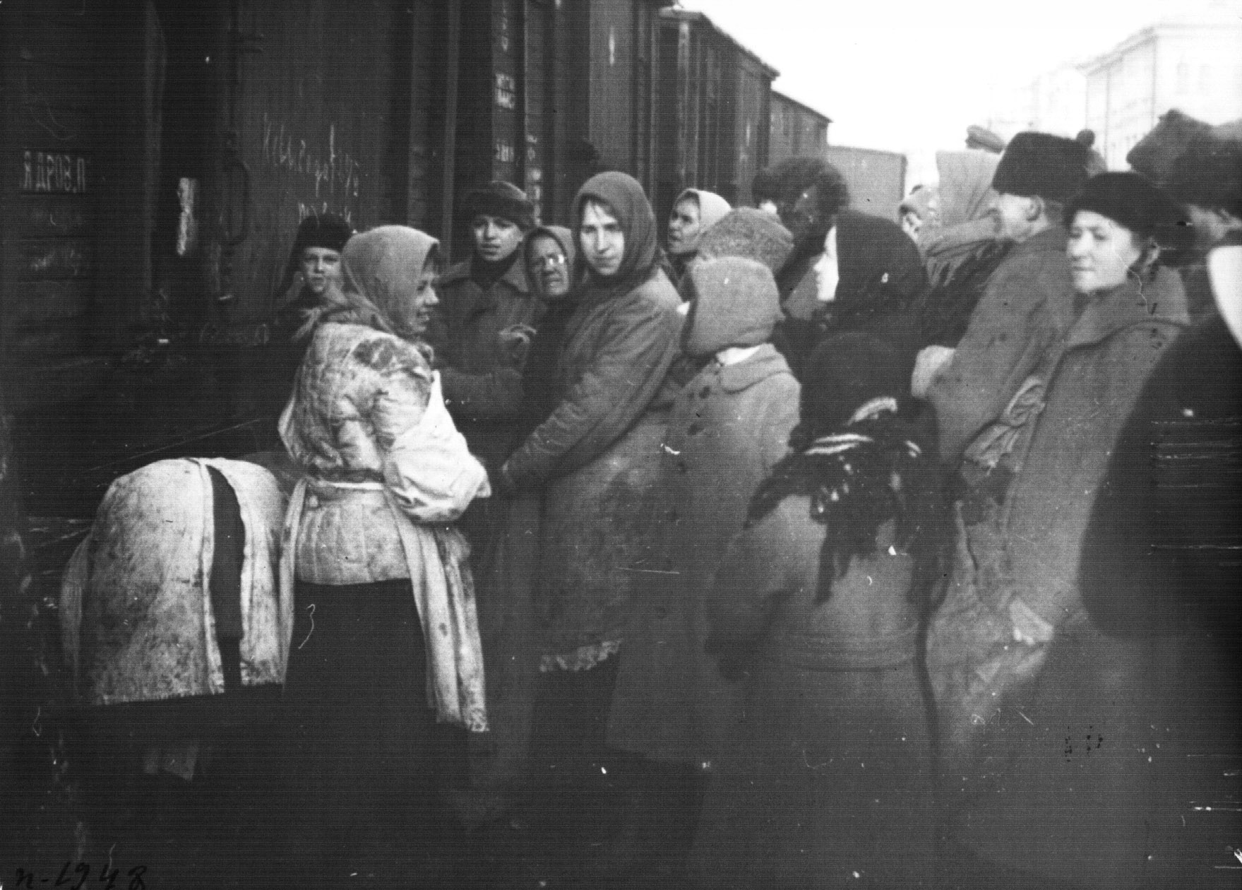 Раздача картофеля населению Петрограда. 24 ноября 1920 г.