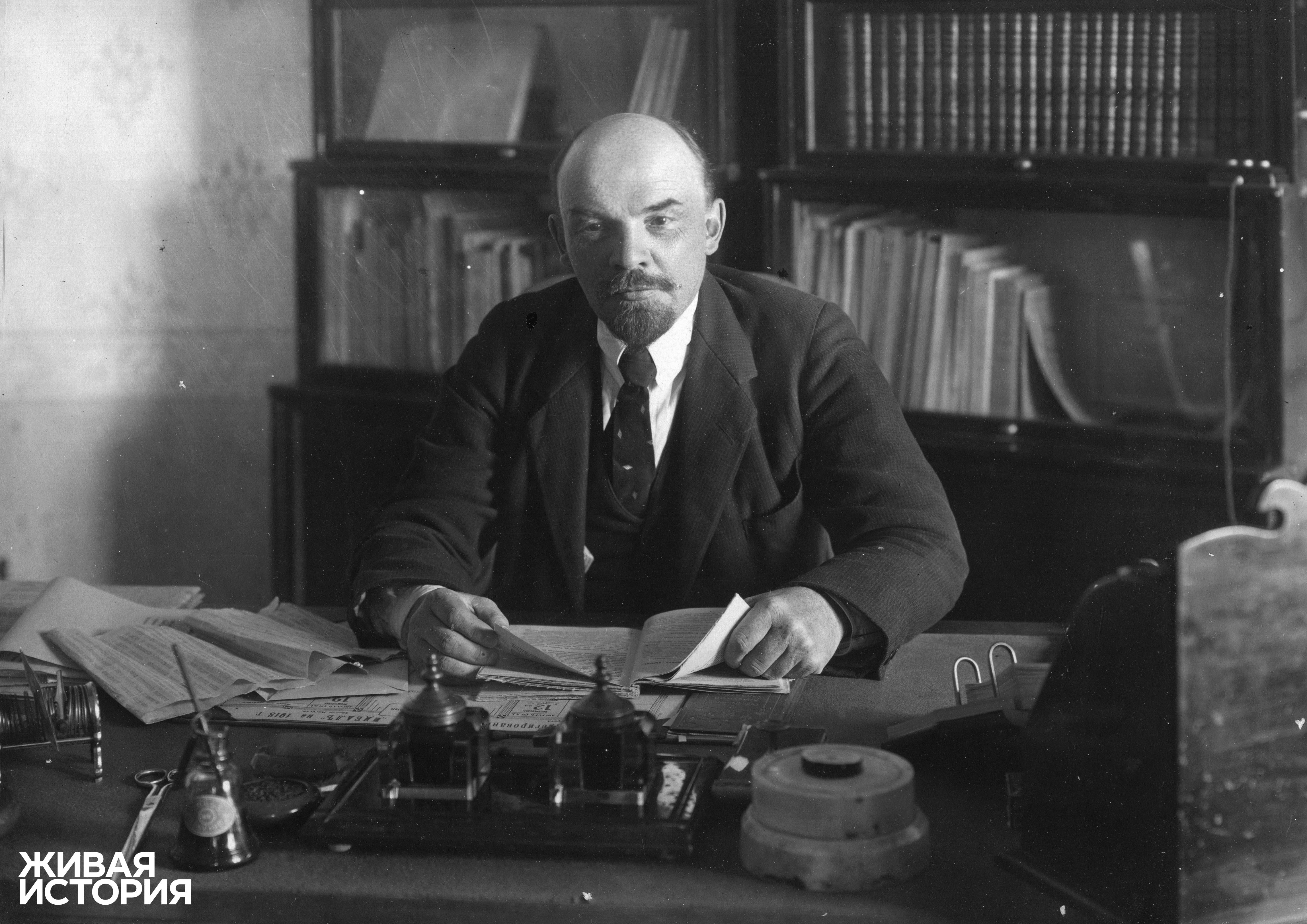 В. И. Ленин (Ульянов) за рабочим столом в Кремле. Москва, 1918 г.
