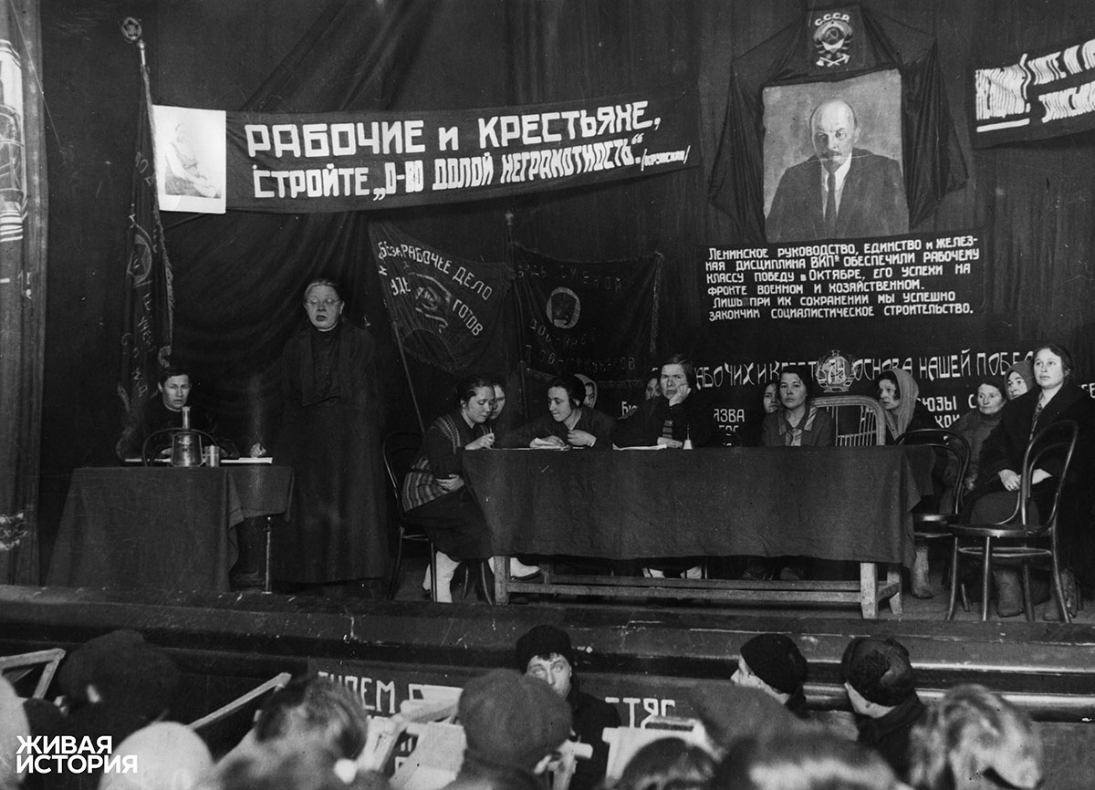 Н. К. Крупская выступает на собрании по ликвидации неграмотности. Москва, 1927 г.