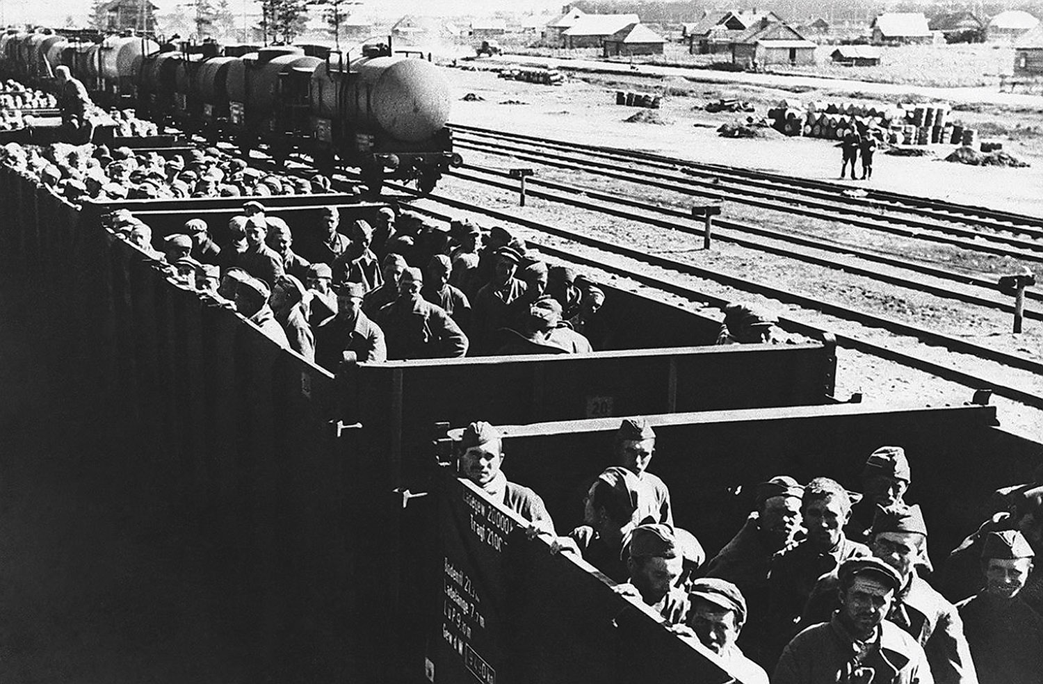 Отправка эшелона с советскими военнопленными в Германию. 1941 г. 