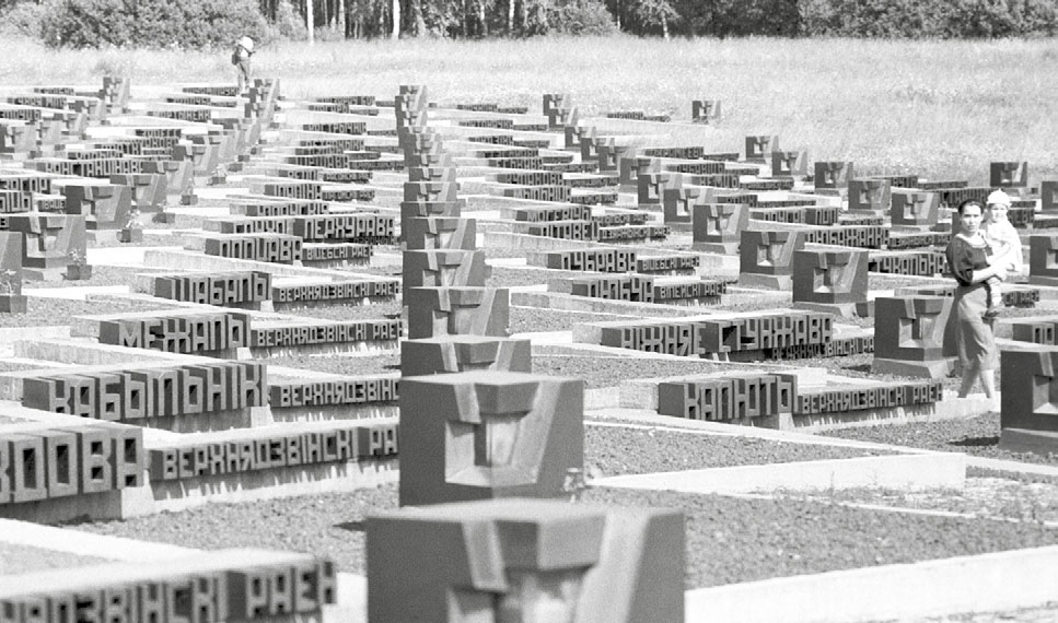 «Кладбище деревень» в мемориальном комплексе «Хатынь». Фотохроника ТАСС