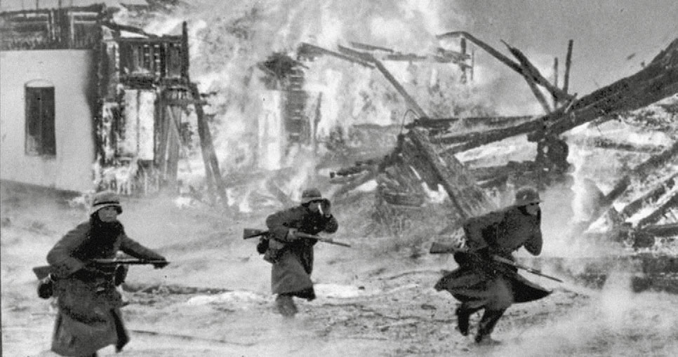 Немецкие солдаты на фоне горящего деревенского дома. 1943 г. 