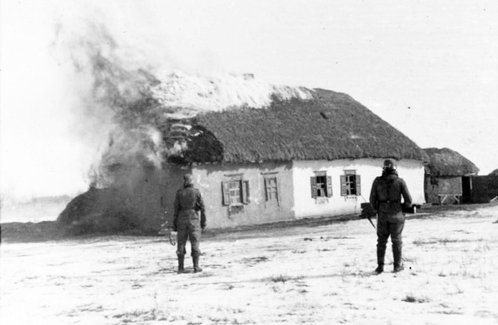 Немецкие солдаты сжигают дом возле Харькова. 1943 г. 