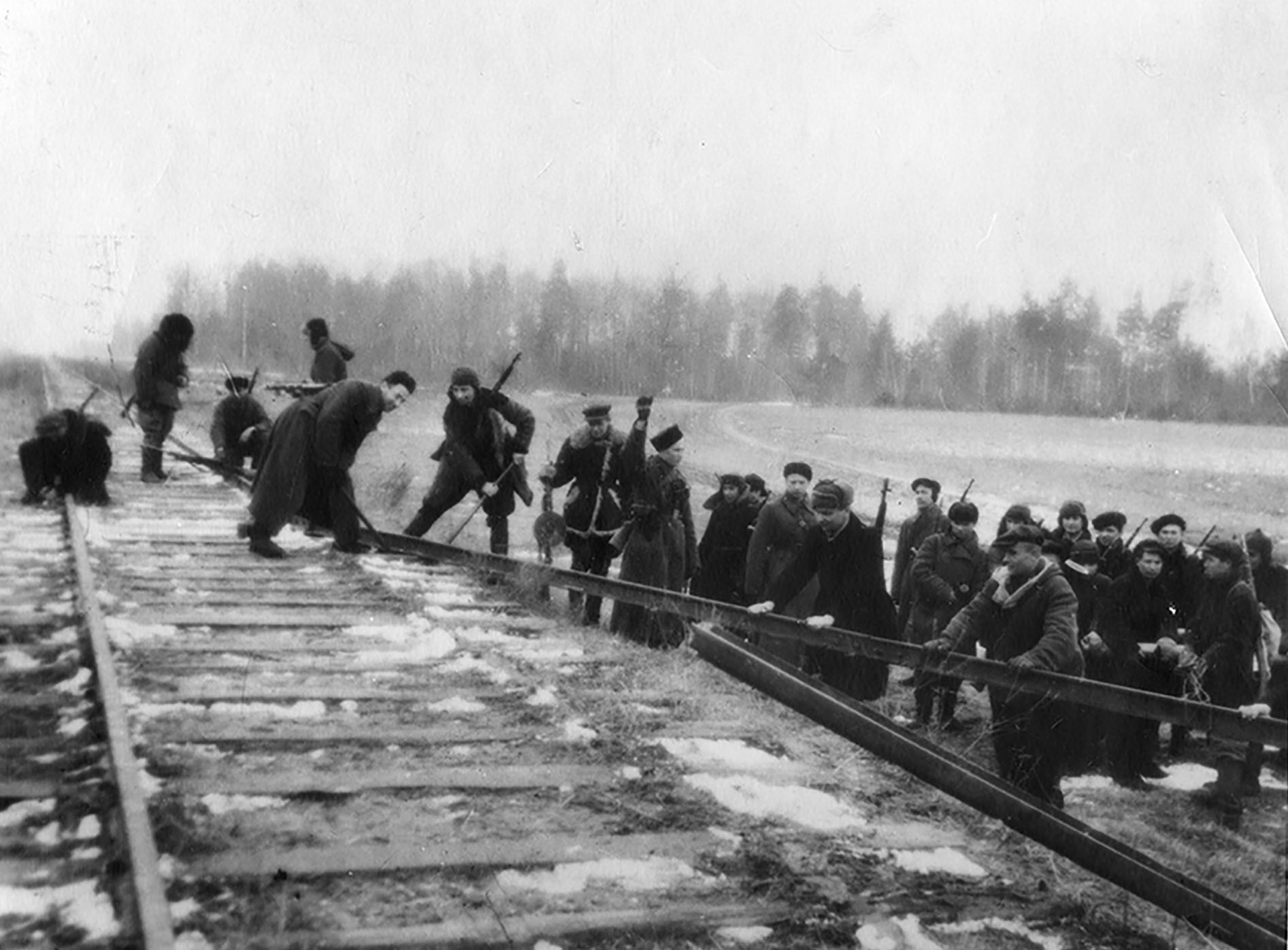 Партизаны разбирают железнодорожное полотно. Белоруссия, 1943 г. 