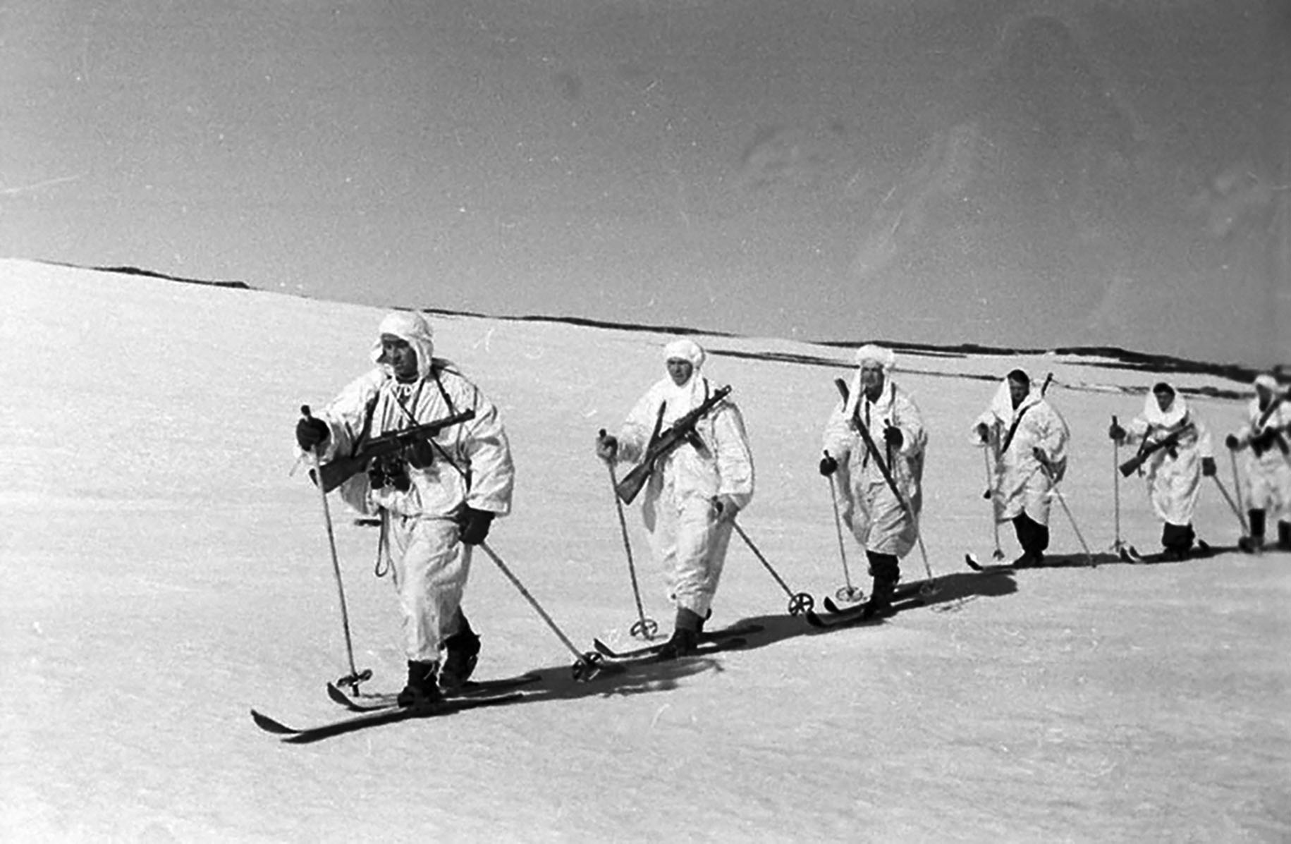Отряд лыжников-диверсантов на разведке в тылу врага. 1942 г. 