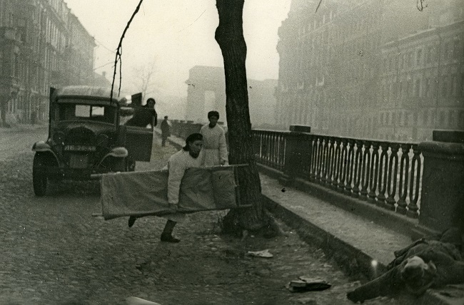Во время артиллерийского обстрела. Ленинград, декабрь 1943 г. 
