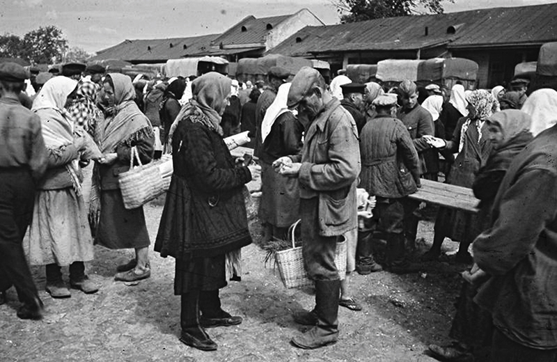 Жители излучины Дона на рынке. 1942 г. Фотограф Т. Конок