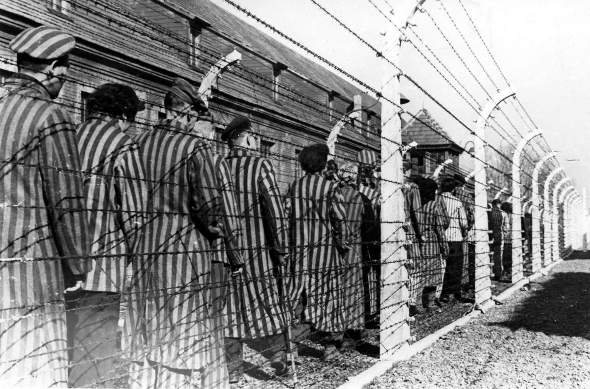 Заключенные концлагеря Освенцим. Польша, 1945 г.
