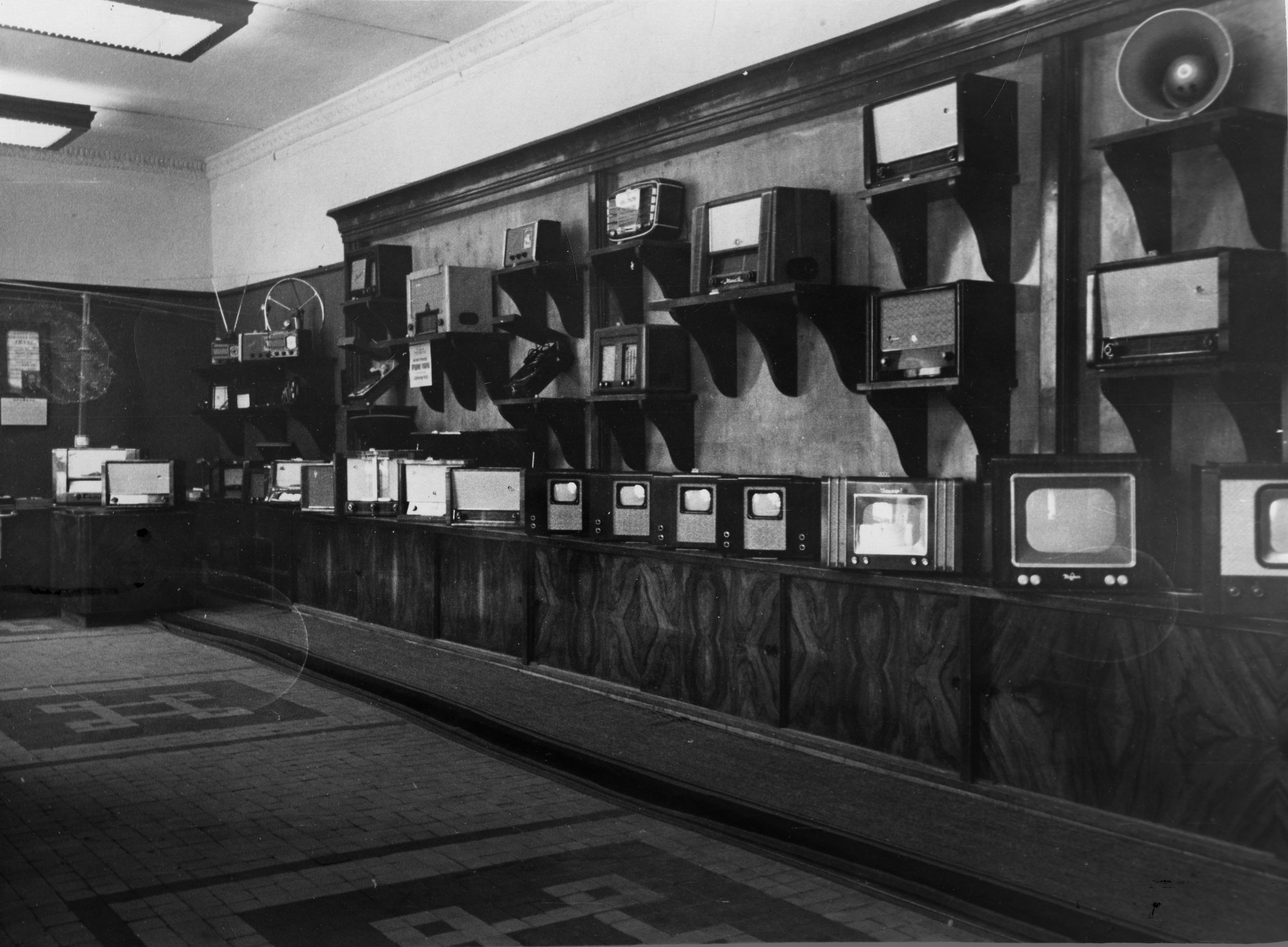 Открытая продажа телевизоров и радиоприемников в магазине № 105 Ленкультторга. Ленинград, 1958 г.