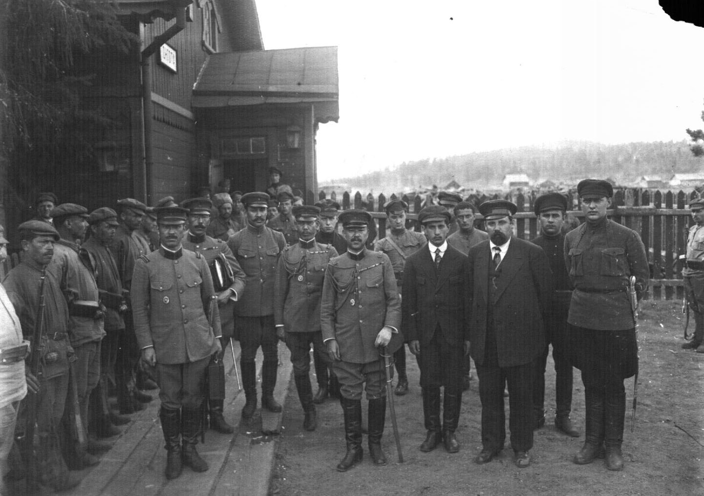 Представители ДВР и японского командования на переговорах. Станция Гонгота, около Читы. 24 мая 1920 г.