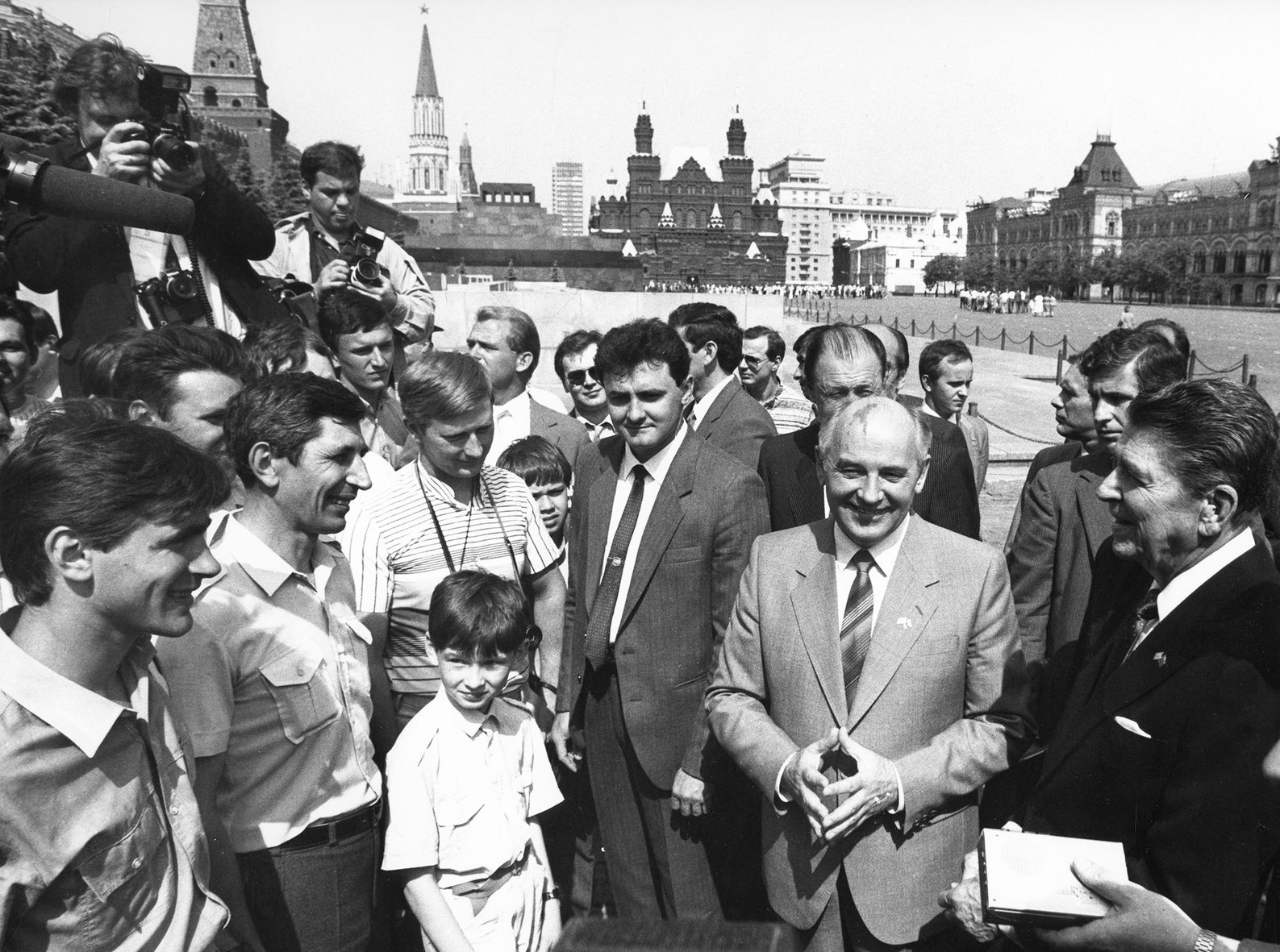 Генеральный секретарь ЦК КПСС М.С. Горбачев и президент США  Р. Рейган на Красной площади. Москва, 31 мая 1988 г.