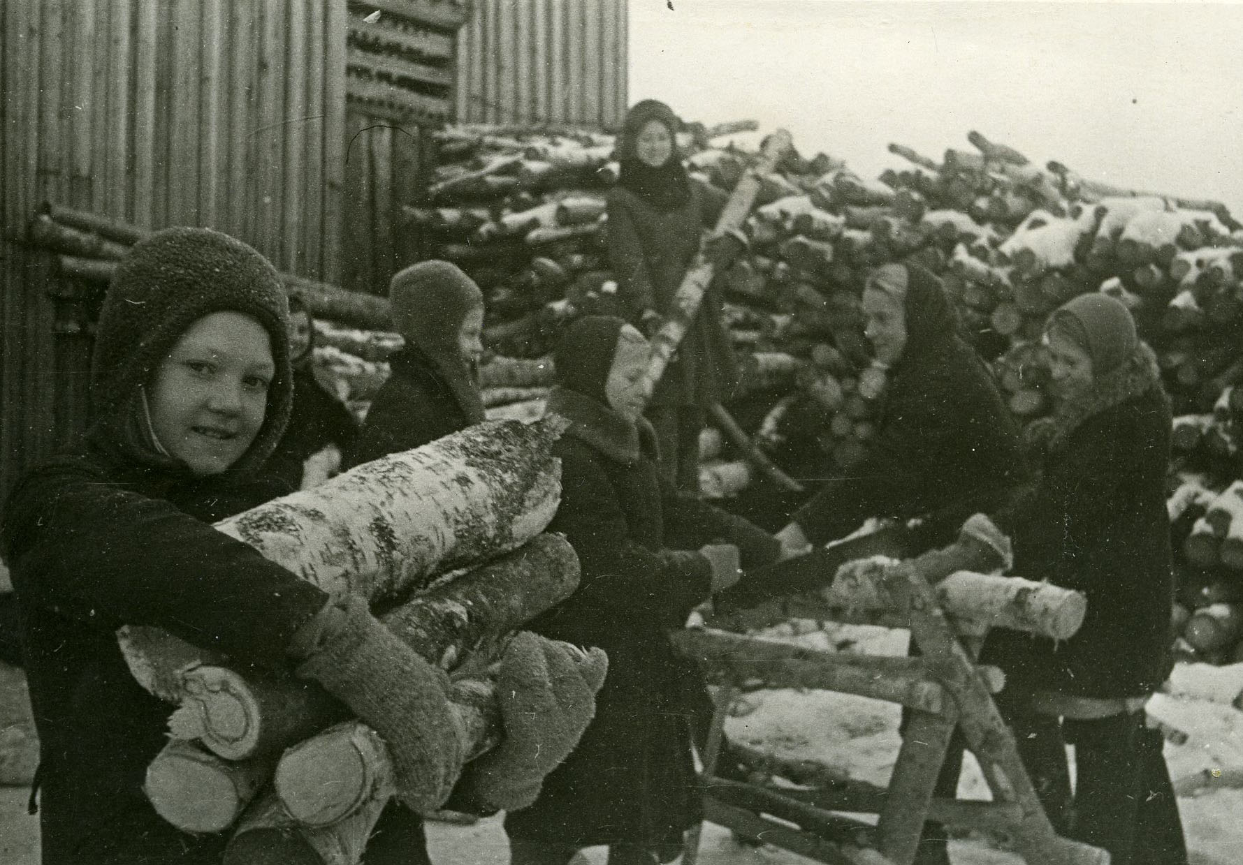 Тимуровцы за работой. Московская область, декабрь 1942 г.