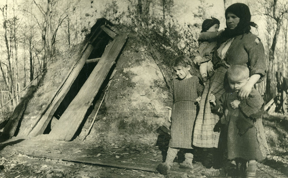 Крестьянка с детьми у своего шалаша. Западная Белоруссия, 1942 г.