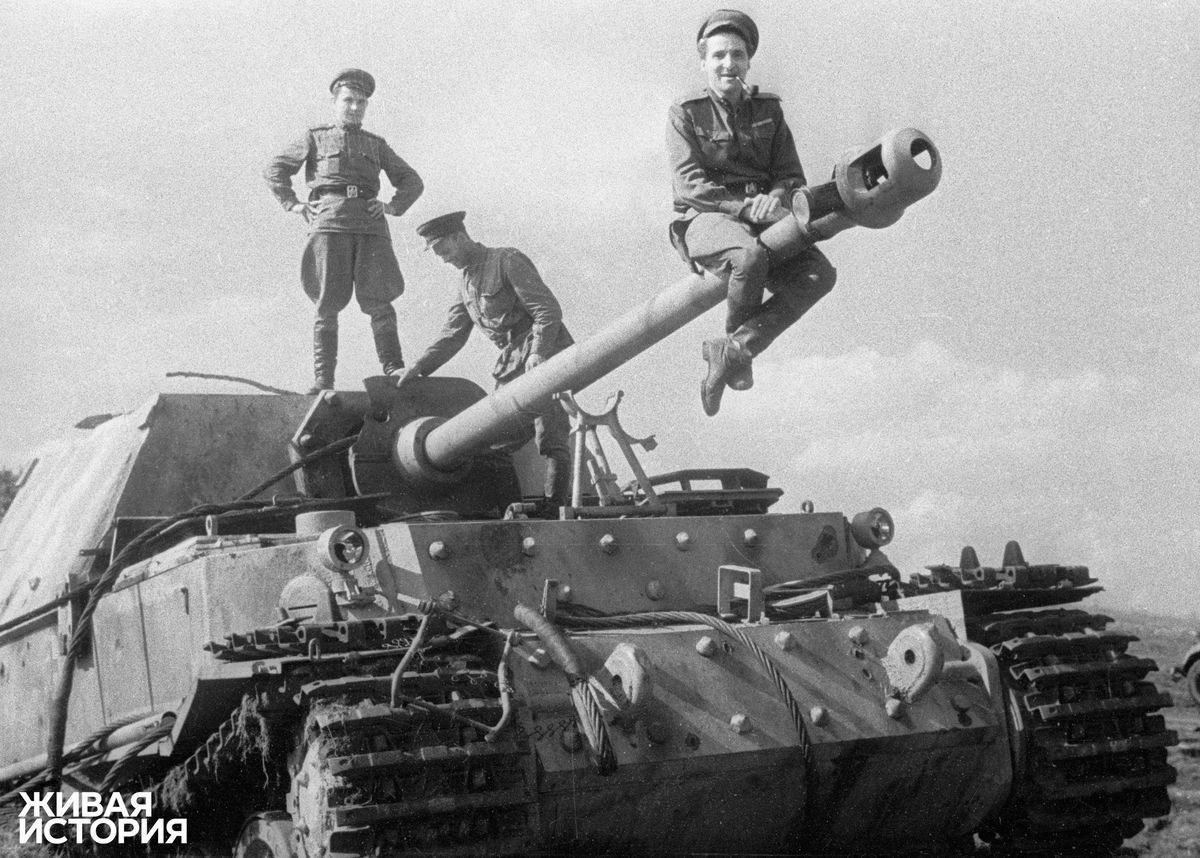 Константин Симонов на одном из первых захваченных немецких тяжелых штурмовых орудий «Фердинанд». 1943 г. Фото Якова Халипа