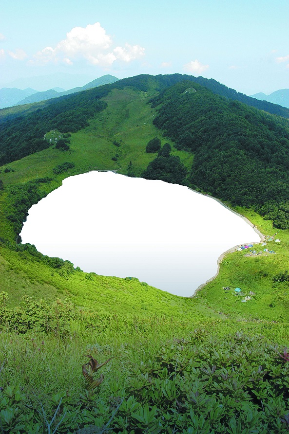 Вид на озеро Хуко в горах Западного Кавказа. Краснодарский край. Фотохроника ТАСС