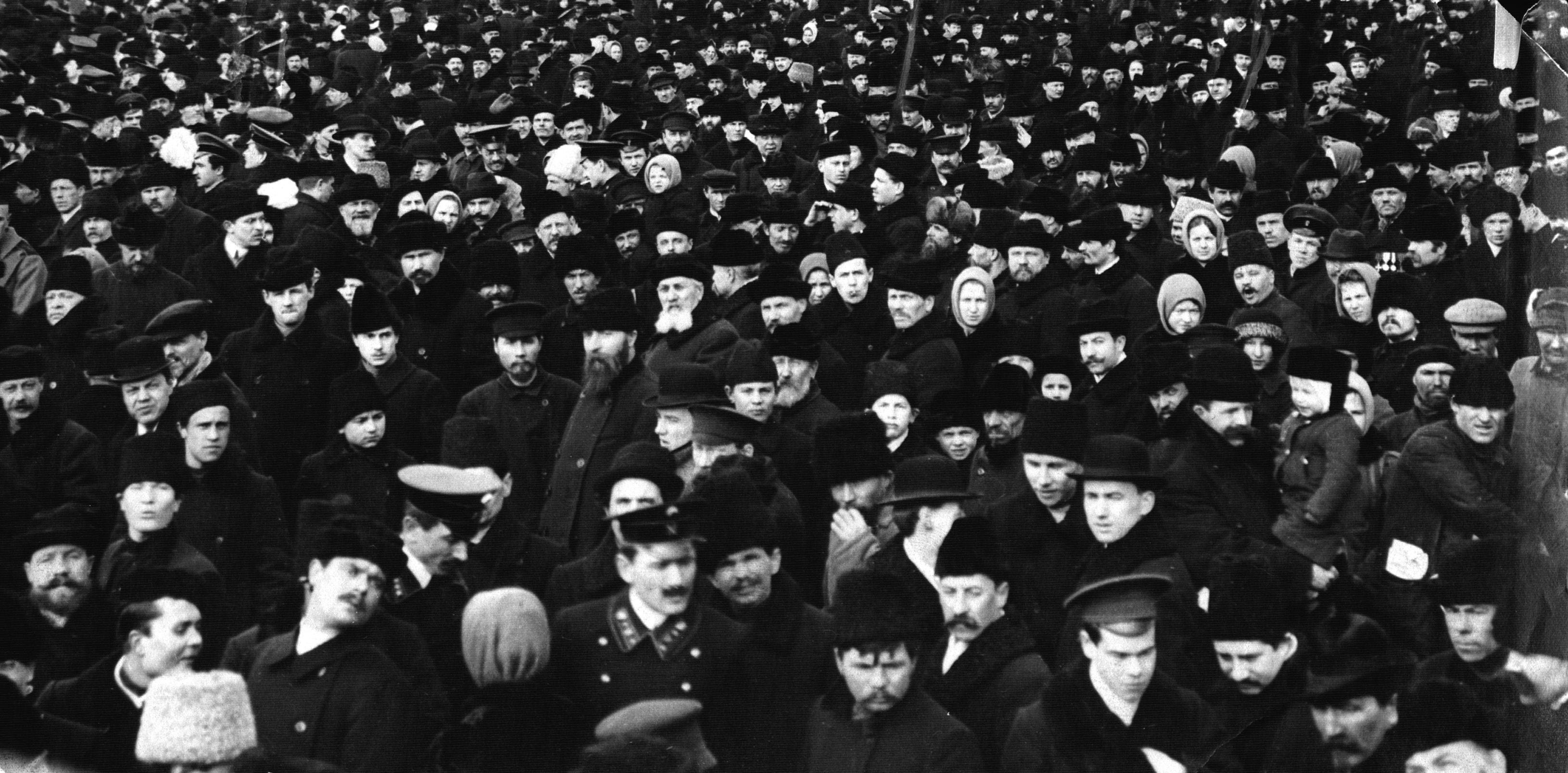 Группа людей в ожидании чтения манифеста об объявлении войны на Красной площади. Москва, 1 августа 1914 г. Надпись простым карандашом на оборотной стороне фото: «На Красной площади. Въ ожиданiи чтенiя Высочайшаго Манифеста»