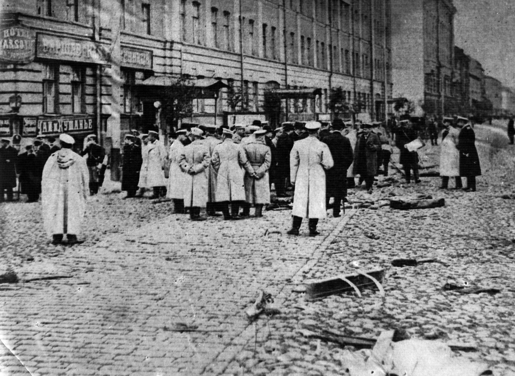 Офицеры, штатские и полицейские на месте убийства В.К. Плеве. Санкт-Петербург, 1904 г.