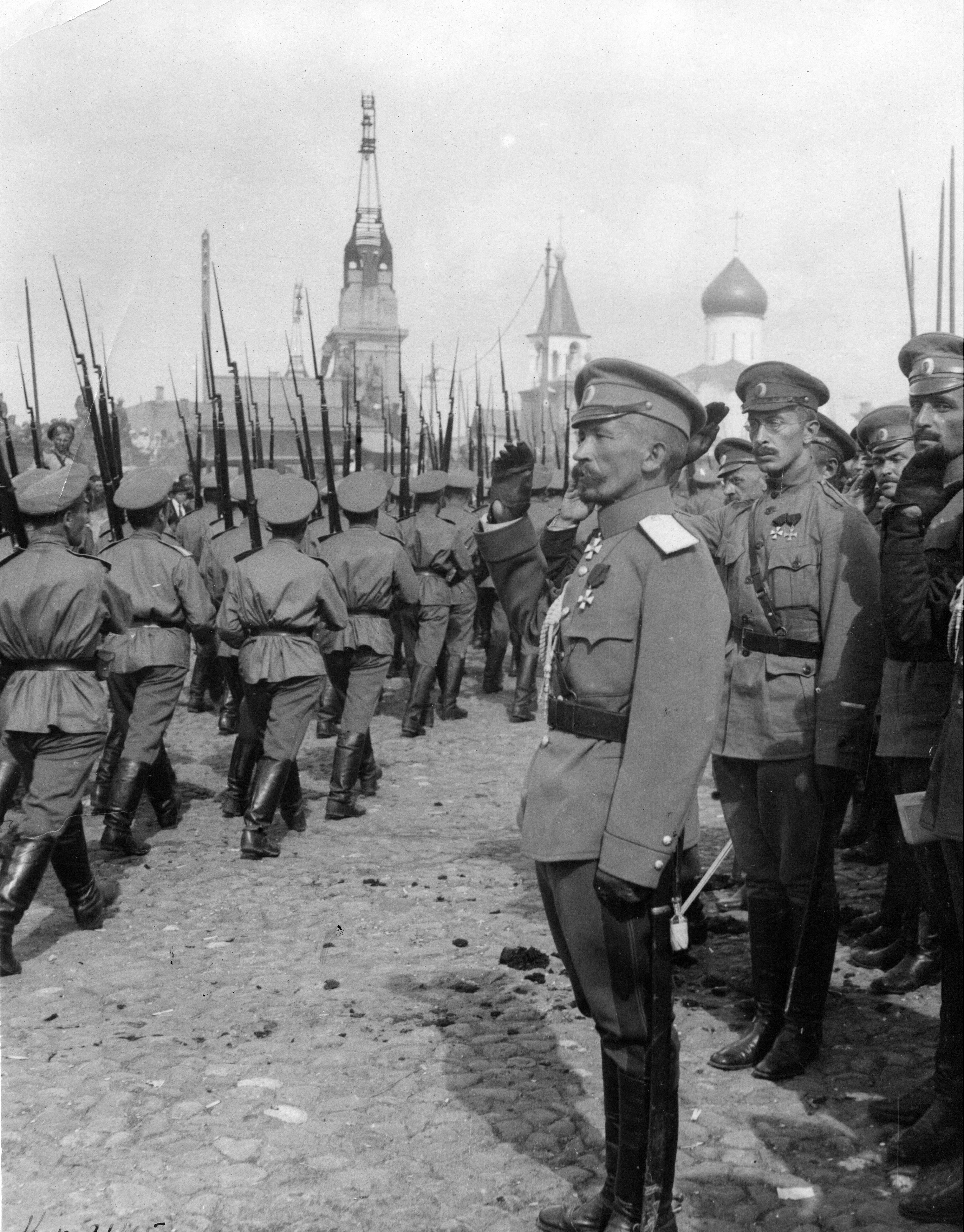 Генерал Корнилов принимает парад на площади перед Александровским вокзалом в дни Государственного cовещания. Москва, август 1917 г.