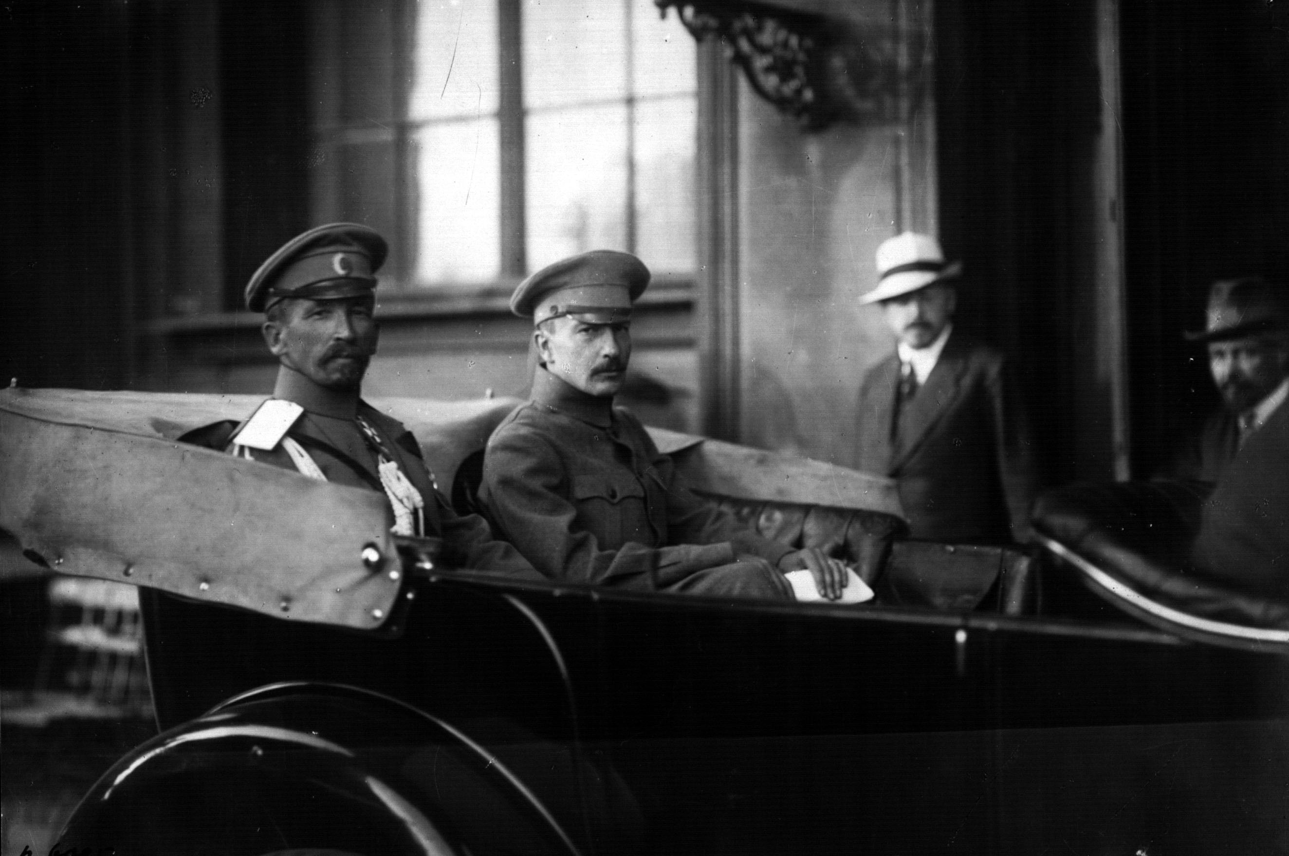 Генерал Л. Г. Корнилов и Б. В. Савинков у подъезда Зимнего дворца. Петроград, 1917 г.