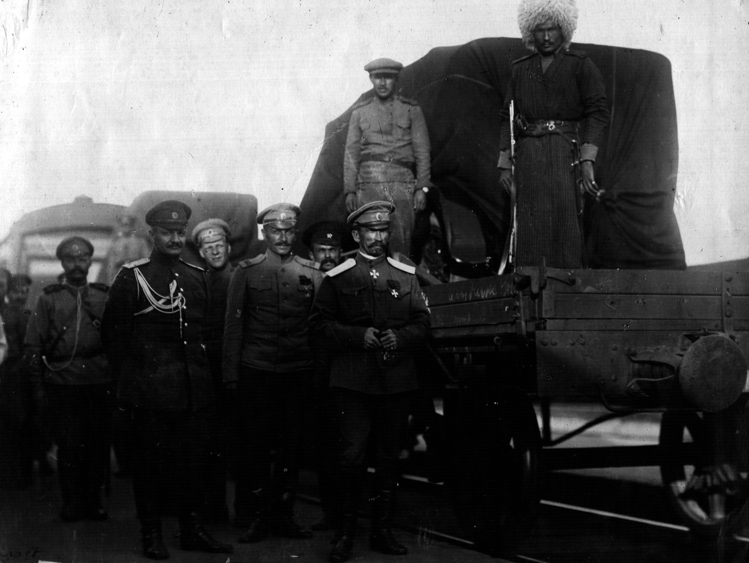 Генерал Л. Г. Корнилов у эшелона, отправляющегося на фронт.Могилев. 1917 г.