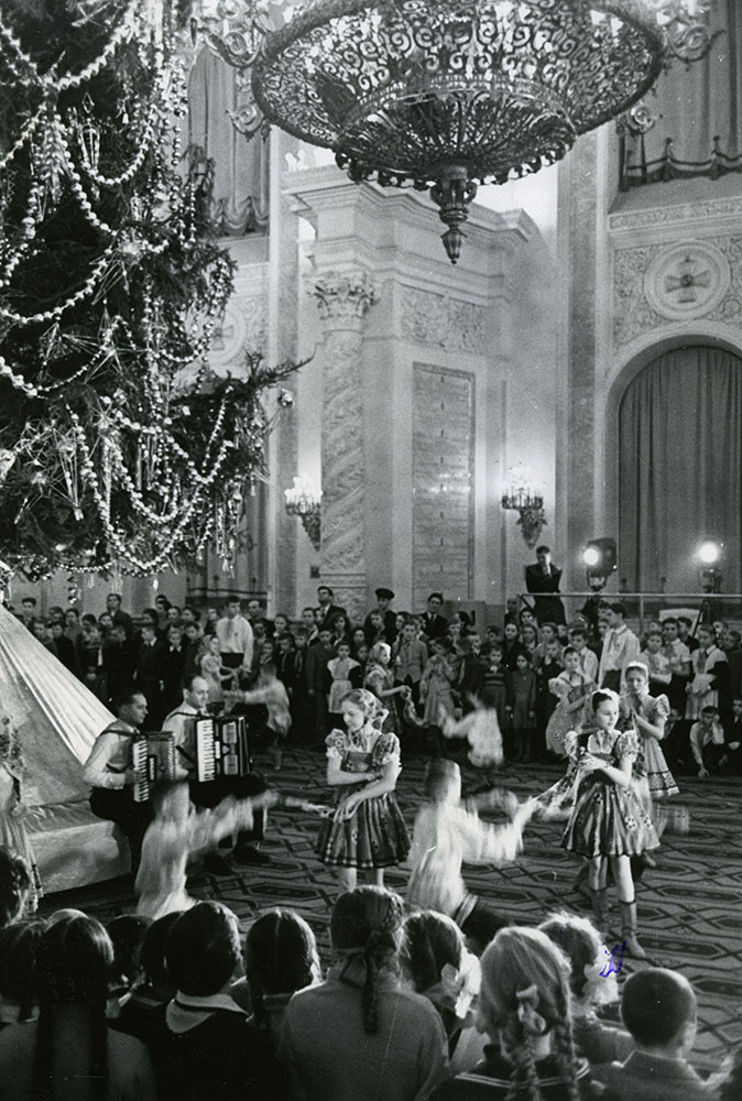 Новогодняя елка для школьников в Большом Кремлевском дворце. Москва, 1959 г.
