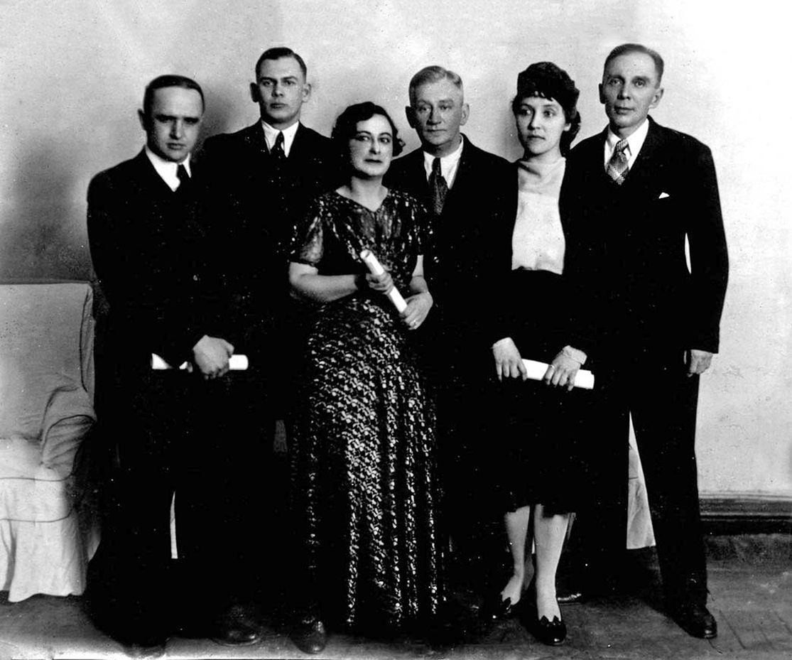 Группа харбинских поэтов, в центре (4-й слева) Арсений Несмелов