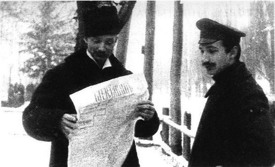 В. В. Шульгин в Пскове в день отречения императора Николая II от власти читает газету «Киевлянин». Март 1917 г.