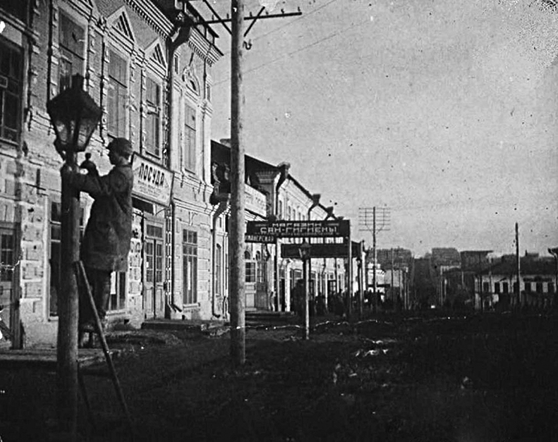 Первые электрические столбы в Москве. 1880-е гг.