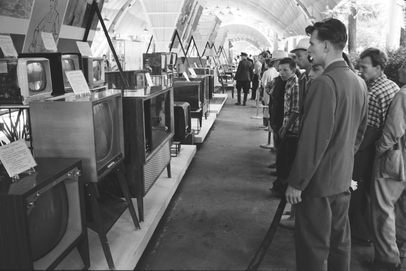 Советские граждане рассматривают американские телевизоры на выставке в Москве. 1959 г.