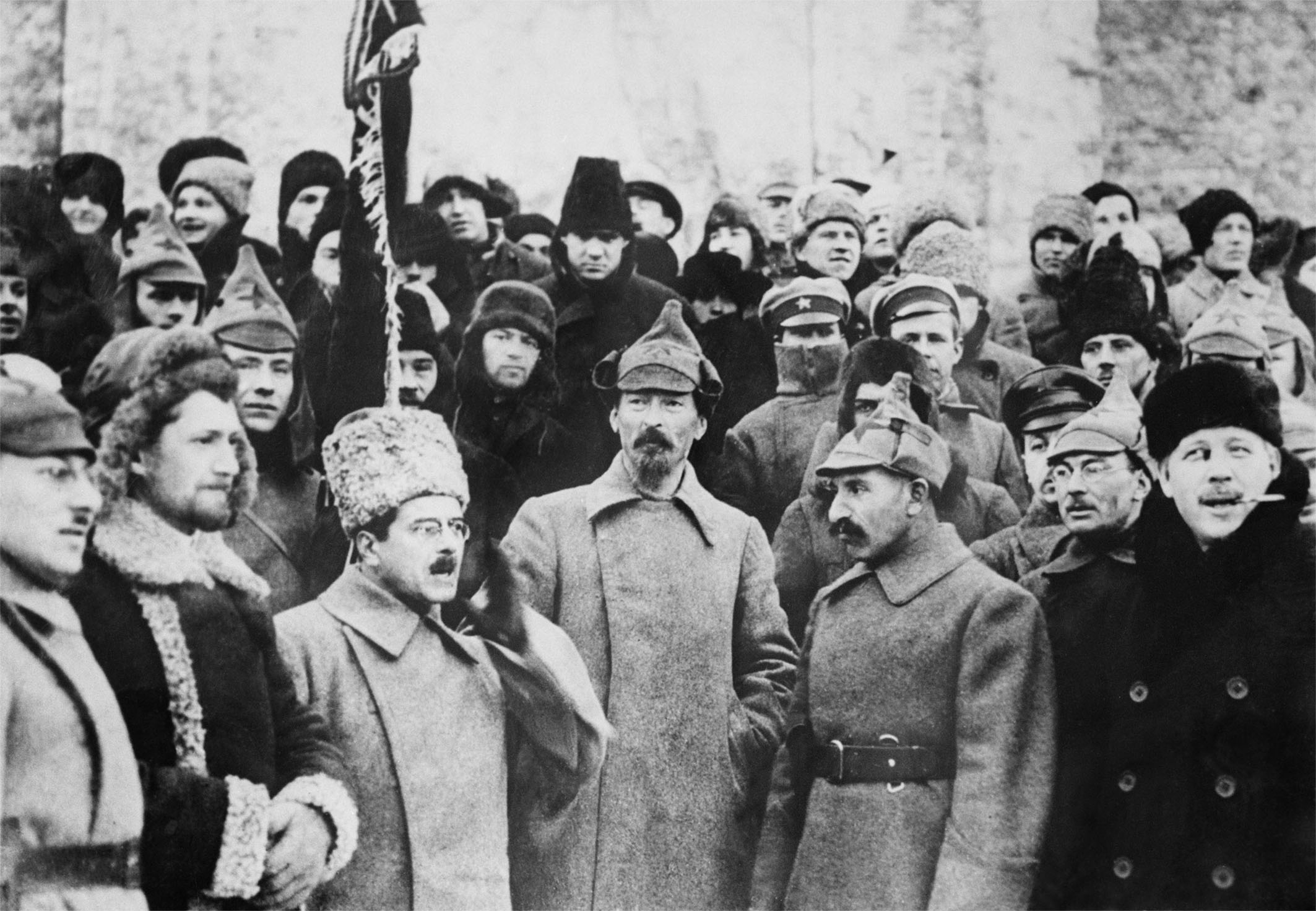 И. С. Уншлихт (третий слева), Ф. Э. Дзержинский (в центре) на Красной площади в Москве. 1920 г.