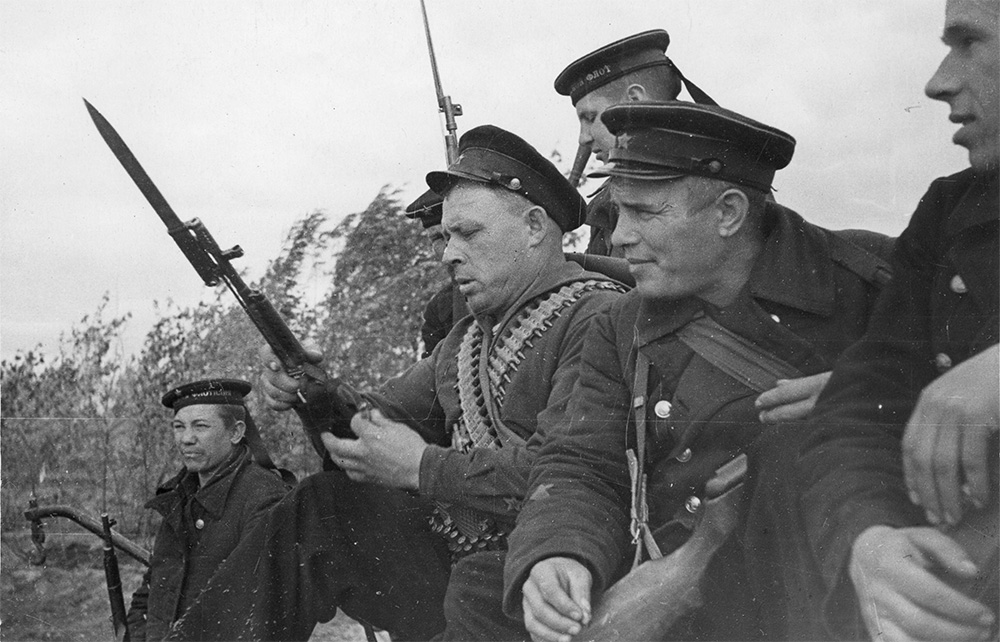 Краснофлотцы и командиры Волжской военной флотилии под Сталинградом. Октябрь 1942 г.