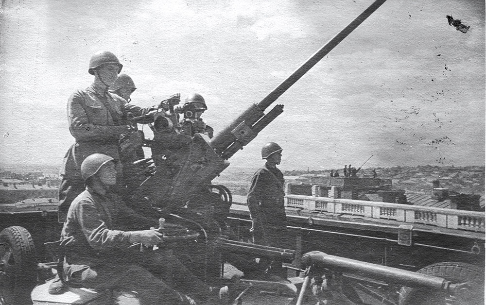 Зенитная батарея старшего лейтенанта А. Киселёва на защите города от вражеских воздушных налетов. Сталинград, август 1942 г.