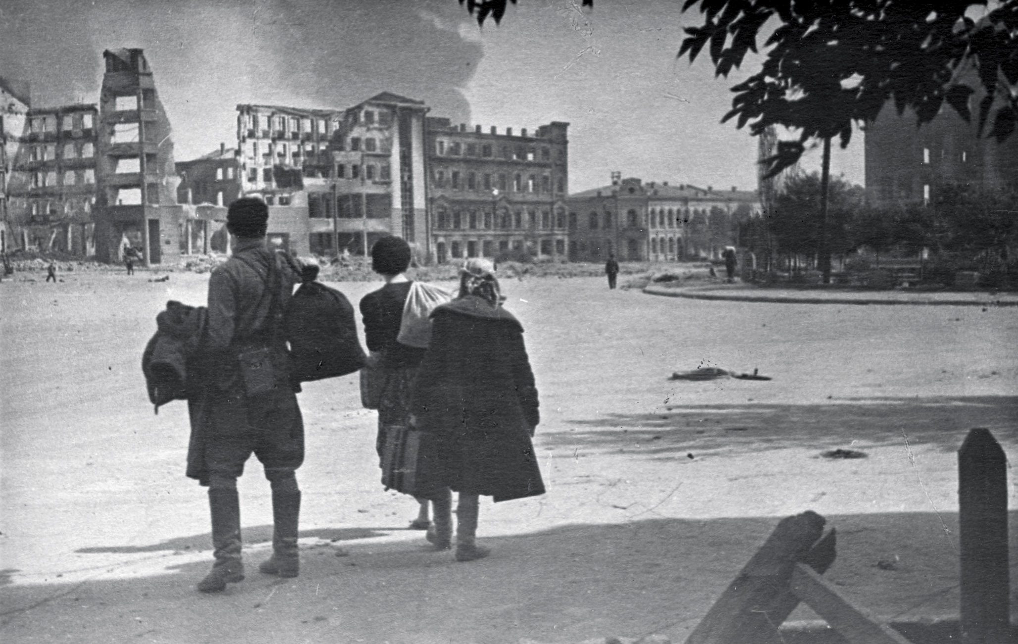 На улицах Сталинграда, разрушенных вражескими бомбардировками. 1942 г.